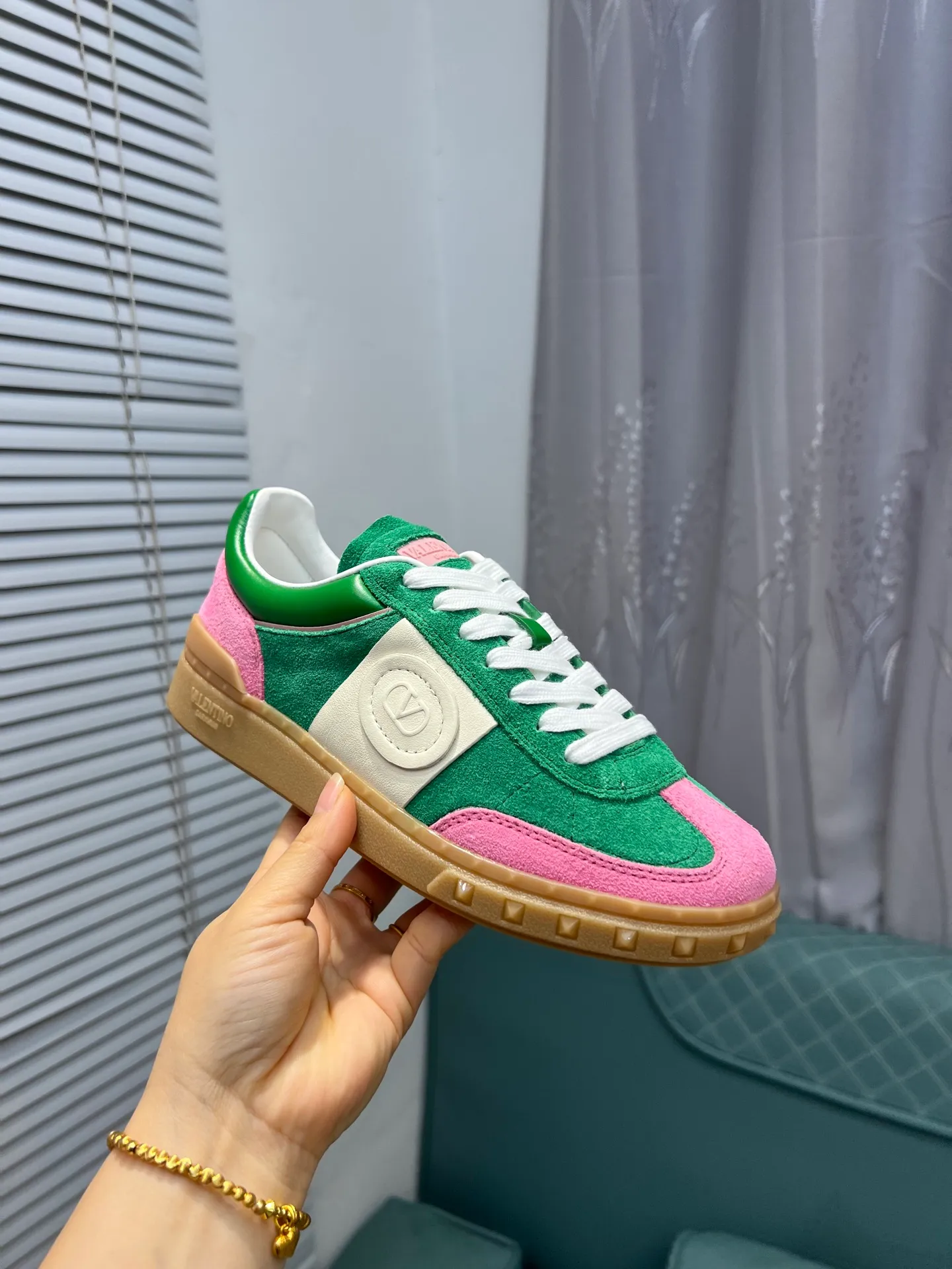 Men's shoes 💰620 👉🌹🌹VALENTINO counter synchronized new low-top casual sports shoes 👍Professional and high-end, perfect replica, first-class quality! 👍All made of original 1:1 materials, exclusive mold opening! 👍High mercerized cowhide fabric 👍TPU outsole, comfortable and wear-resistant, brand injection insole, 👍Full set of high-end counter packaging 👍All details are customized with 1:1 mold, striving for perfection! 👍Couple style female 35-41, male 38-46 (female 41, male 45 46 customized)